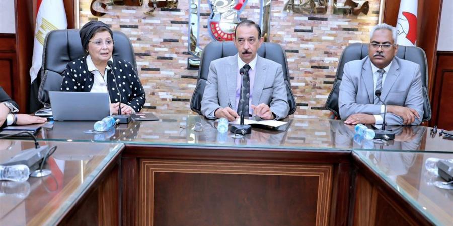 محافظ سوهاج ونائب وزير الصحة يتابعان مؤشرات التنمية السكانية وتنفيذ الخطة العاجلة 2027