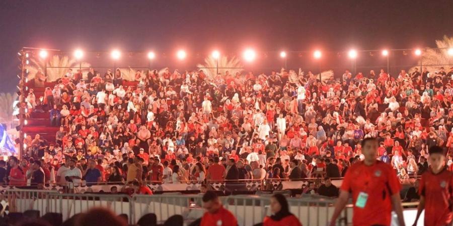 "سطوع الشمس" يحجب رؤية مباراة مصر وإيران في "فان زون" العاصمة الإدارية