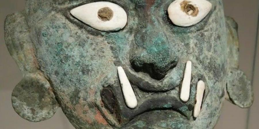 كيف كشف فن بيرو القديم أسرار الطقوس الجبلية؟