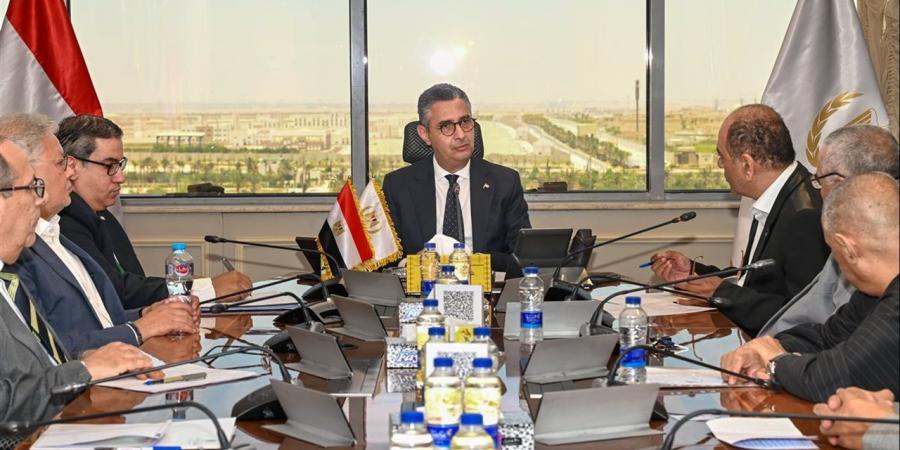 وزير التموين يعقد اجتماعًا مع بدالي التموين و“جمعيتي” لمتابعة تنفيذ “كاري أون” لتطوير المنافذ