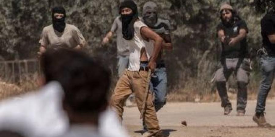 مستوطنون يقتحمون قرية شمال شرق القدس المحتلة