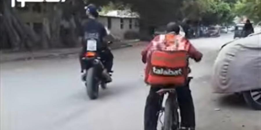 رغم سنه الكبير.. شاب يصور رجل دليفري أثناء عمله (فيديو)