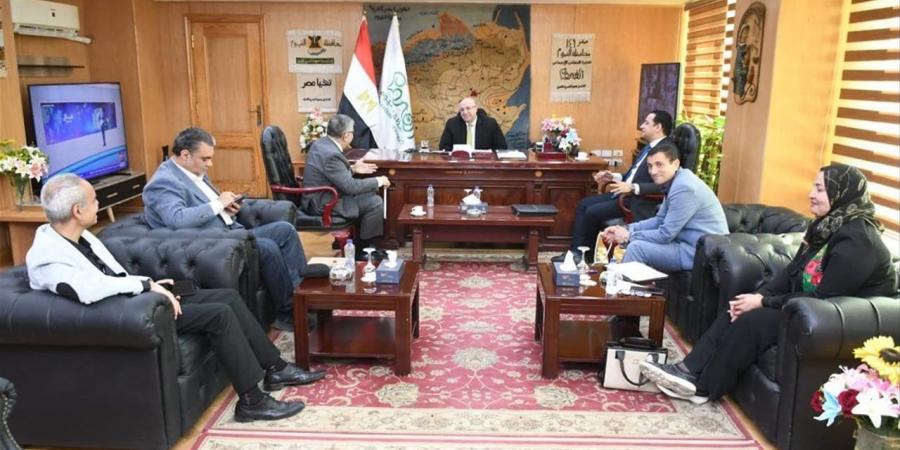 محافظ الفيوم يناقش مع أعضاء "النواب" و"الشيوخ" مشكلات الري والكهرباء والتأمين الصحي