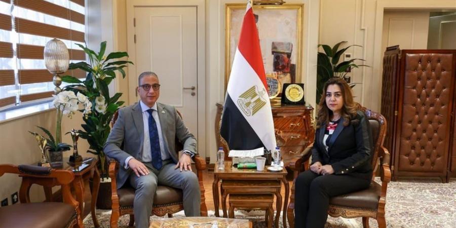 وزيرة التنمية المحلية تتابع مع محافظ الجيزة تطوير منظومة المخلفات