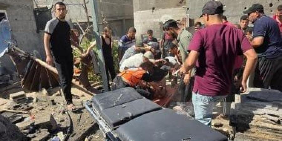 استشهاد 3 فلسطينيين وإصابة آخرين في قصف إسرائيلي استهدف مركبة وسط قطاع غزة