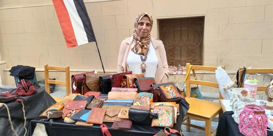 ألوان وجلود.. "إيمان الشوني" تتفنن في تحويل الحقائب والمحافظ الجلدية لتحف فنية (فيديو)