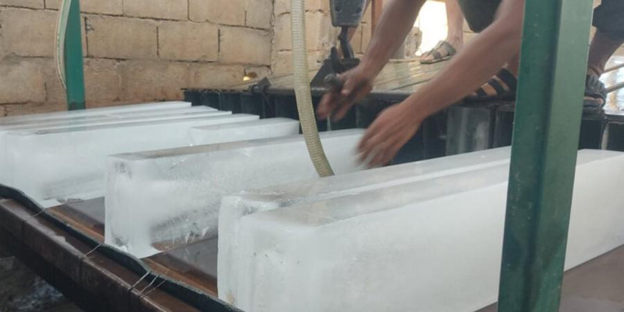 صانع الثلج.. اعرف أسرار المهنة من داخل أقدم مستودع فى مصر (فيديو)