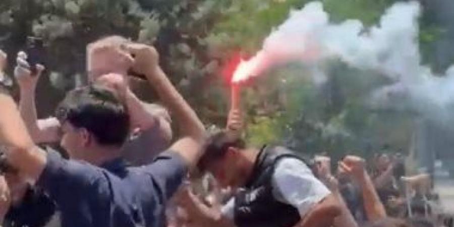 الطلاب فى لبنان يحتفلون بإلغاء امتحانات الثانوية العامة.. فيديو