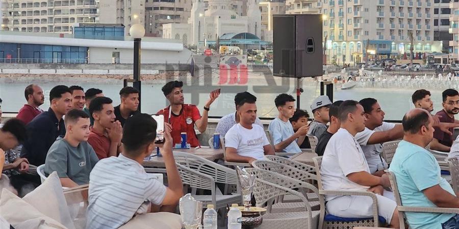 بالأعلام والأغاني الوطنية.. إقبال على كافيهات مطروح لمشاهدة مباراة مصر وإيران