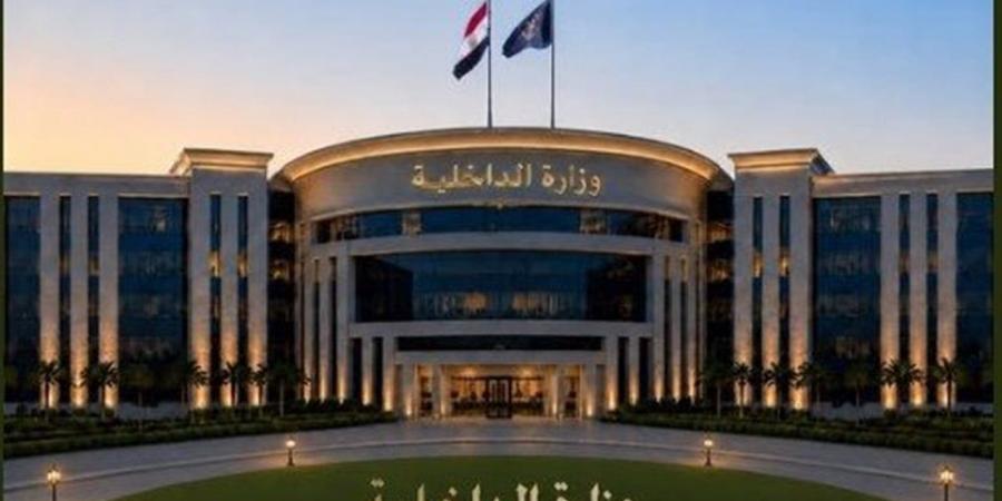 الداخلية تكشف حقيقة تهديد فرد شرطة لشخص بسلاح لترك منزله بالمعصرة