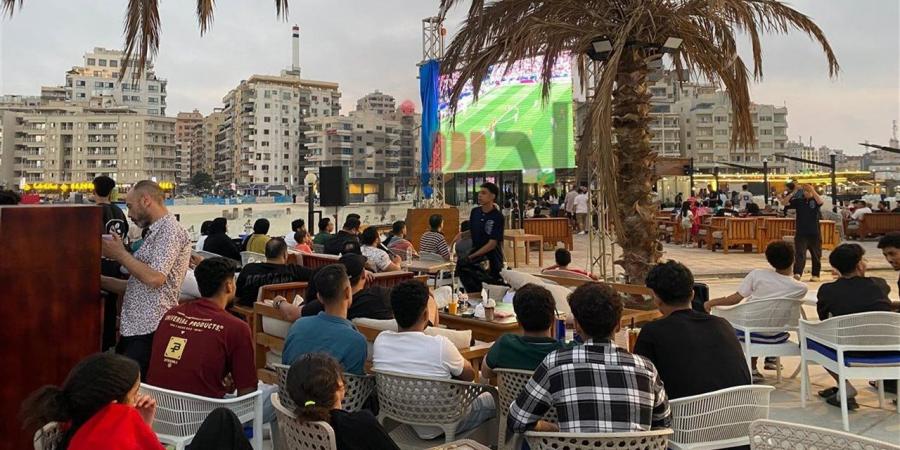 شاشات عرض كبرى.. أهالي وزوار مطروح يتابعون مباراة مصر وإيران