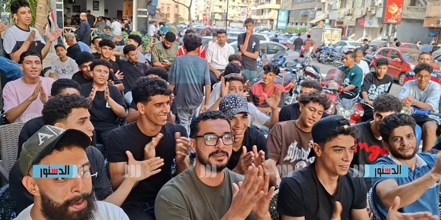 مقاهي السويس كاملة العدد لمتابعة الشوط الثاني من مباراة الفراعنة وإيران