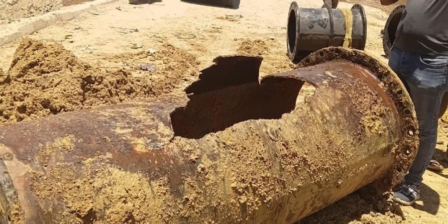 محافظ السويس يتابع ميدانيًا إصلاح كسر خط مياه رئيسي بالجناين