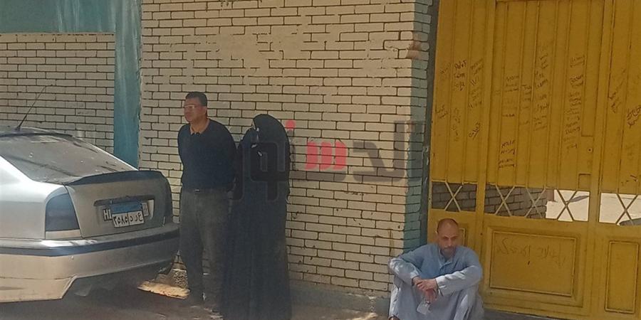 أولياء أمور طلاب "زفتى" يتحدون حرارة الشمس أمام لجان الثانوية العامة