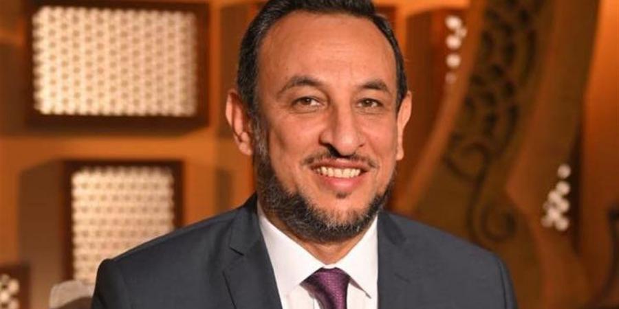 «بلاش تقارن».. رمضان عبدالمعز يحسم جدل الأم والزوجة ويكشف سر استقرار الأسرة