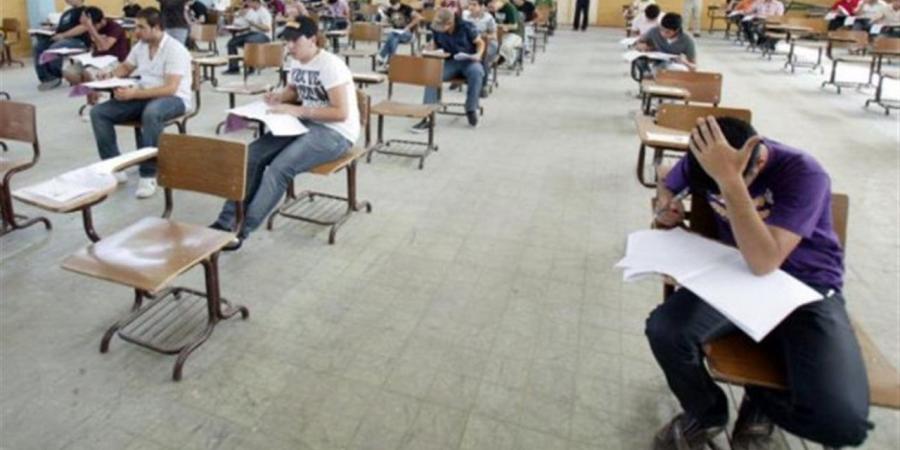 توافد طلاب الثانوية العامة على اللجان لأداء امتحان اللغة العربية