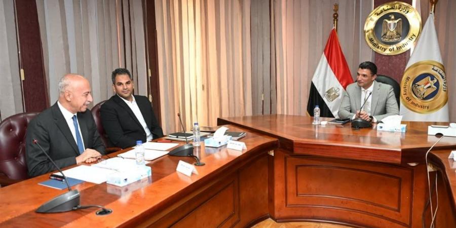 وزير الصناعة يبحث مع «أونا» توطين تصنيع المكونات الكهربائية في مصر