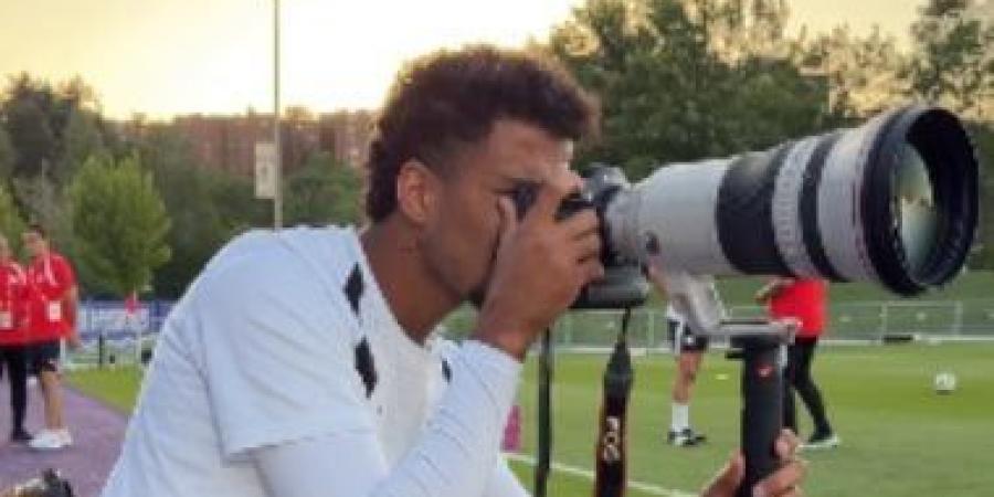حسام عبد المجيد يقوم بدور المصور بمران المنتخب.. ويعلق: صورة المو تجيب مليارات