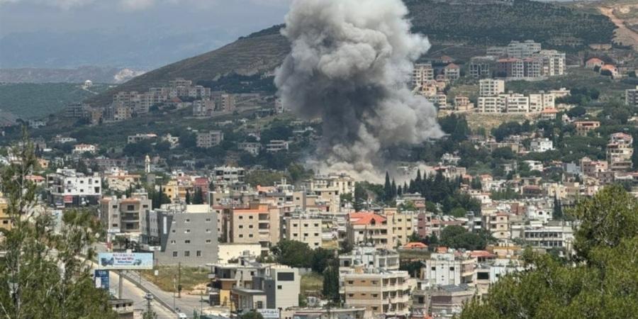 قصف مدفعي وغارات إسرائيلية على دير البلح والاحتلال يوسع مناطق سيطرته