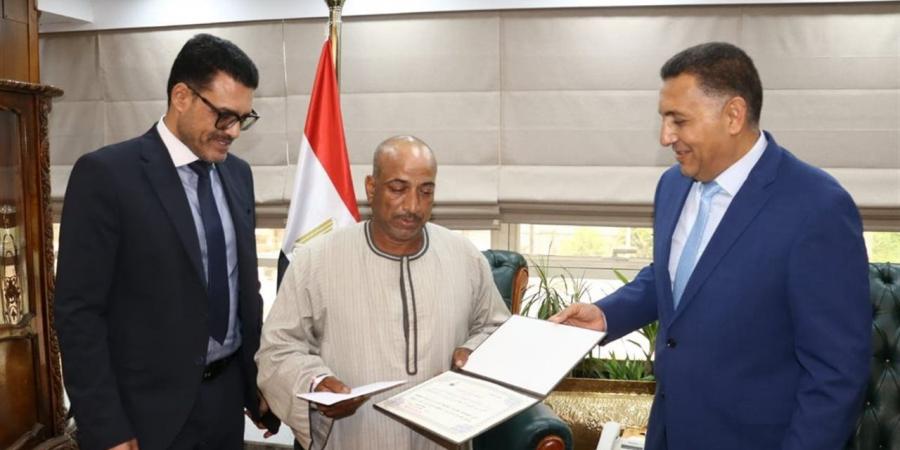 محافظ القليوبية يكرم عامل التشغيل لشركة مياه الشرب لشجاعته في احتواء تسريب محدود لغاز الكلور