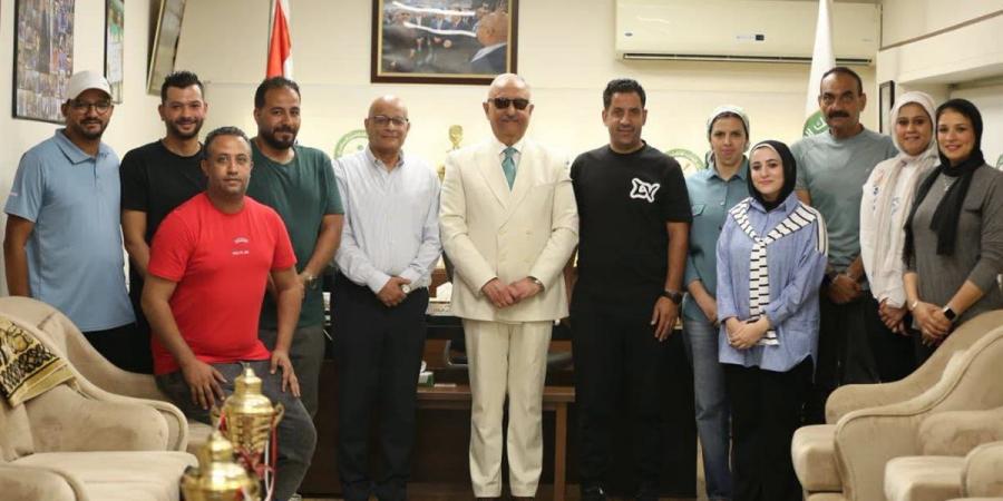 رئيس نادي البنك الأهلي يطالب لاعبات الكرة النسائية بمنصات التتويج والمنافسة على الألقاب