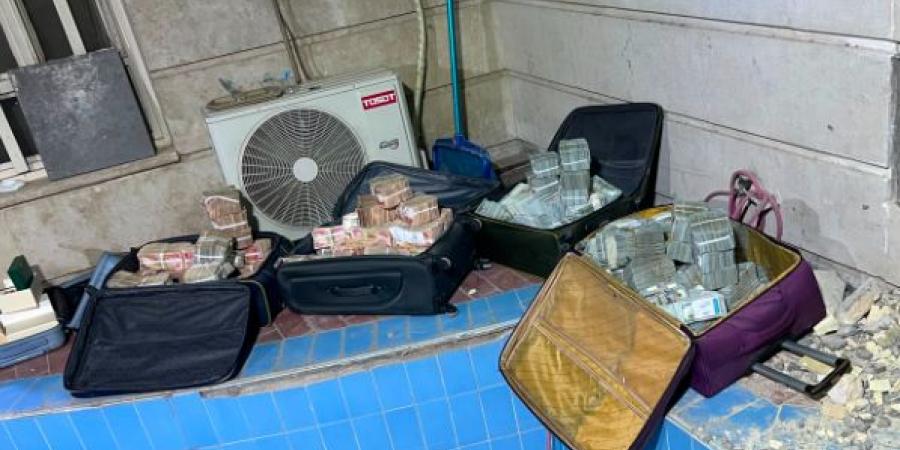 العراق يضبط 11 مليون دولار و4 مليارات دينار مع مسئول في وزارة النفط.. صور