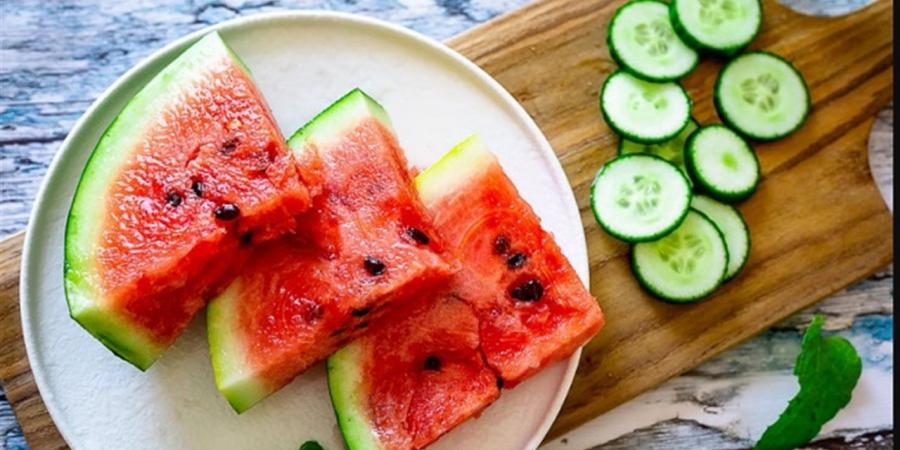 الخيار والبطيخ.. أطعمة بسيطة تحميك من حرارة الصيف