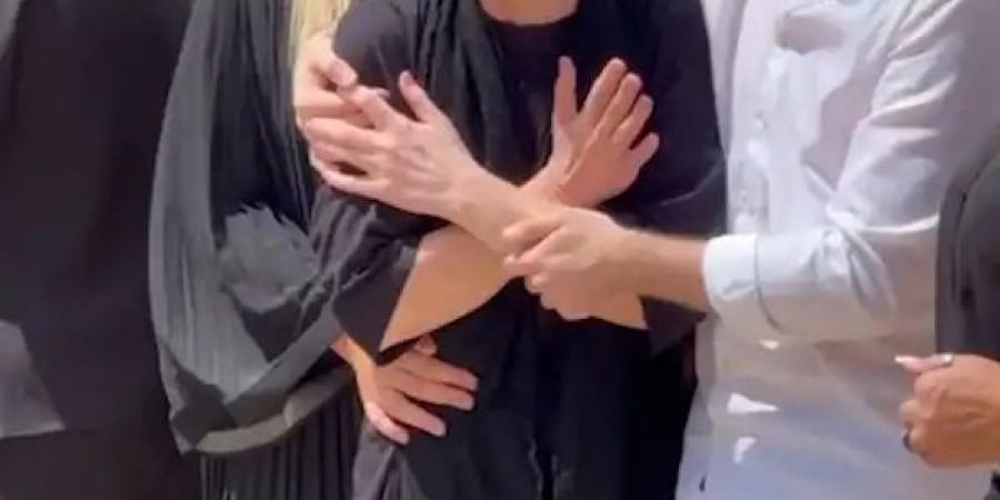 بالصور.. إطلالة مؤثّرة للفنانة نورا رحال خلال جنازة نجلها