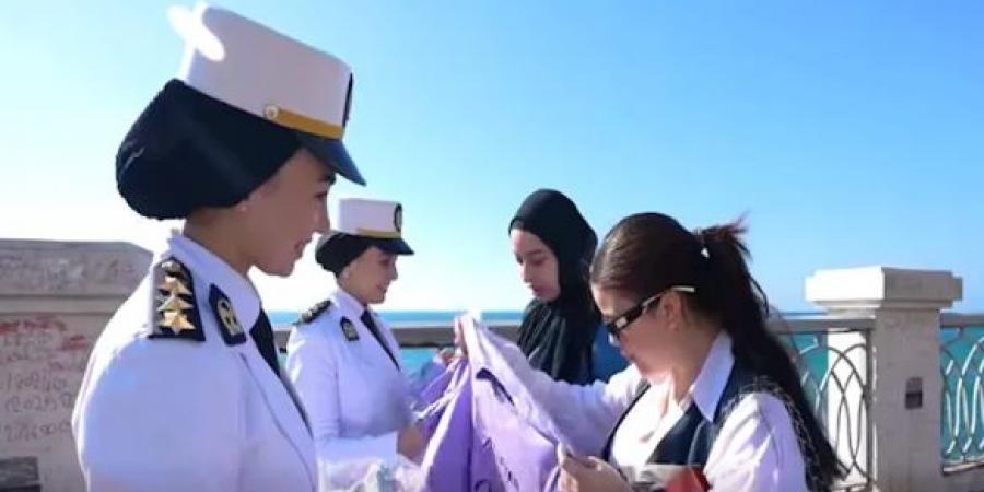 "الداخلية" تشارك المواطنين الاحتفال بذكرى 30 يونيو بتوزيع هدايا على الأسر والأطفال بالميادين
