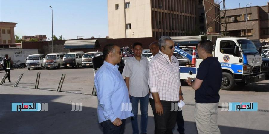 محافظ أسوان يتابع ميدانيًا تطبيق منظومة تشغيل مركبات التوك توك الجديدة