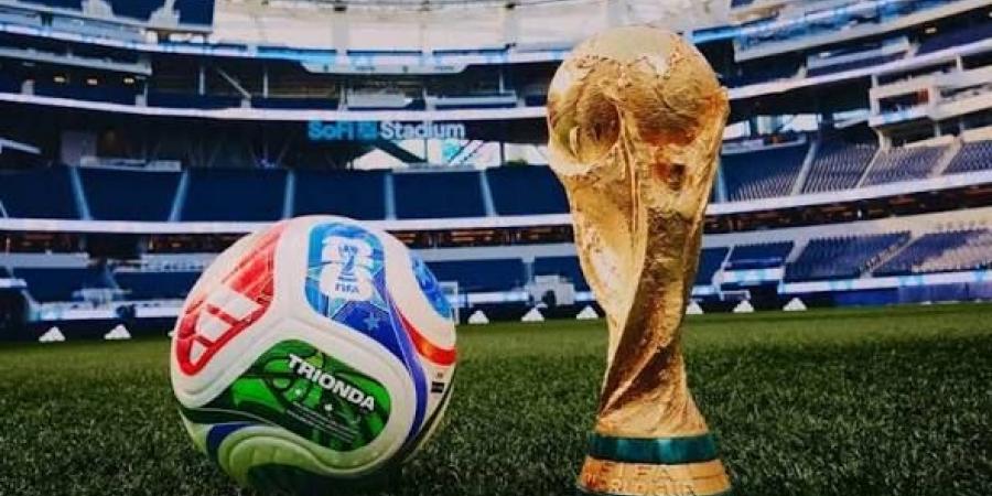 على هامش كأس العالم.. المثقفون وكرة القدم من "حمى الملعب" إلى "الشمس والظل"