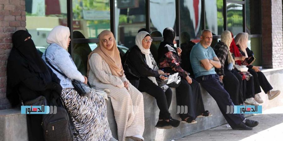 "ربنا يوفقهم".. دعوات أولياء الأمور تسبق خروج طلاب الثانوية من اللجان بالدقهلية