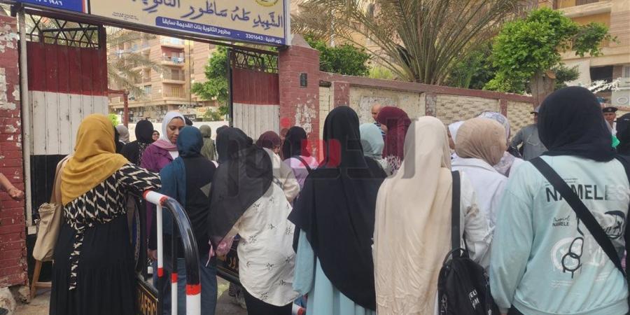 القلق يسبق الامتحان.. طالبات مطروح يتجهن للجان لأداء الجغرافيا والكيمياء (بث مباشر)