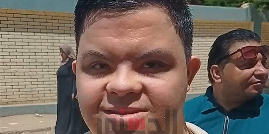 شاب من ذوي القدرات الخاصة يساند شقيقه أمام لجنة الكيمياء بالغربية