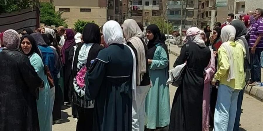 استياء طلاب وطالبات الثانوية العامة من صعوبة امتحان الكيمياء فى القليوبية