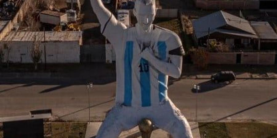 تمثال لـ ميسى يزن 70 طنا يظهر فى الأرجنتين وسط حماس كأس العالم