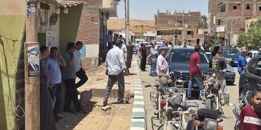أولياء أمور طلاب "الثانوية" بالوادي الجديد يتحدون الطقس الحار بمحيط اللجان