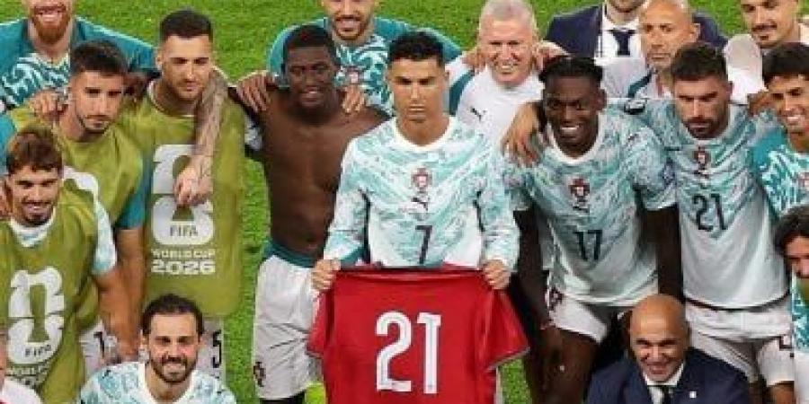 دموع رونالدو وقميص جوتا.. مشهد مؤثر بعد تأهل البرتغال إلى دور الـ16