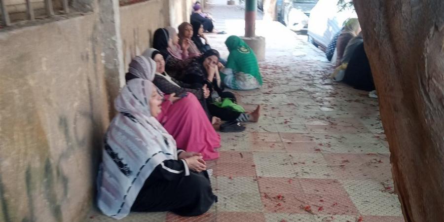 القلق والتوتر يسيطر على أولياء أمور طلاب الثانوية في امتحان "الإنجليزي" بالإسكندرية
