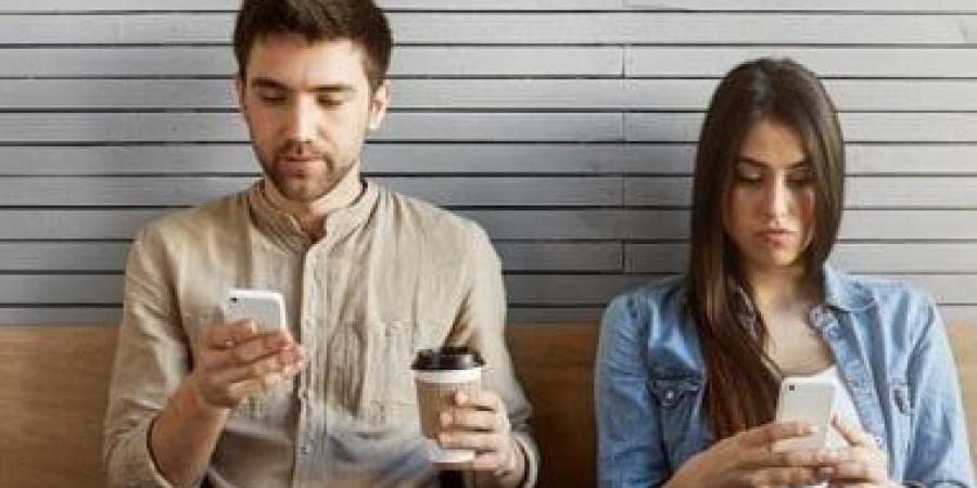 هل هاتفك يتجسس عليك.. لماذا تظهر إعلانات عن أشياء تحدثت عنها فى الواقع؟