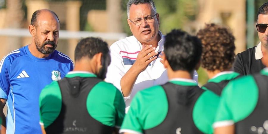 الحسينى أبو قمر ومحمد موسى يجتمعان بلاعبى المصرى لتحفيزهم قبل انطلاق الدورى