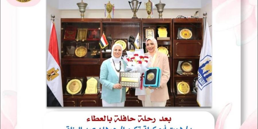وكيل "تعليم القاهرة" تكرم جيهان عبد الرزاق لبلوغها سن المعاش