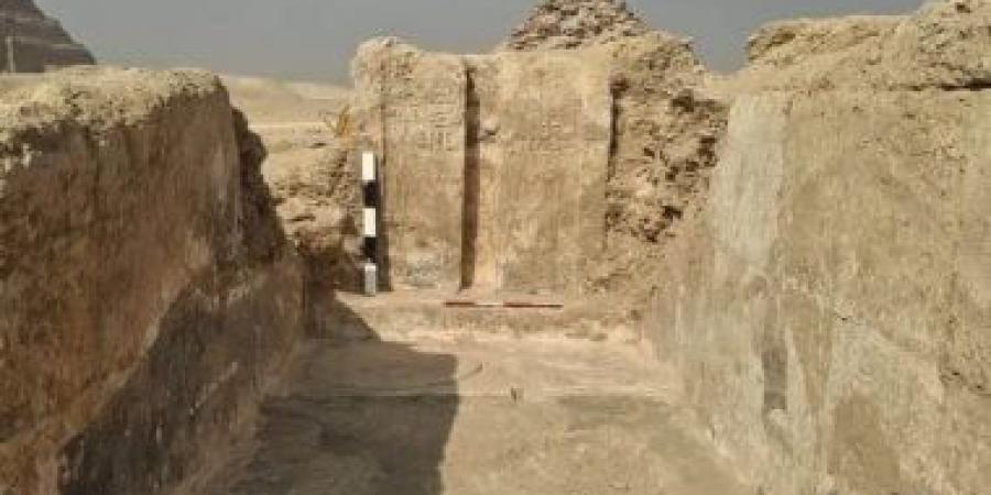 موقع أجنبى يبرز اكتشاف مقبرة عمرها 4000 عام بباب وهمى فى سقارة