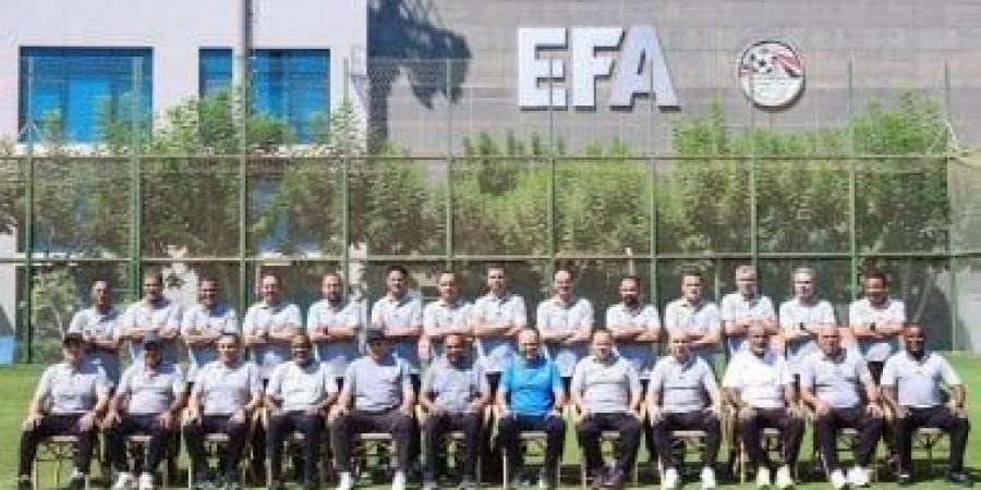 احتفاء المدربين بحسام حسن خلال مشاركته في الرخصة PRO