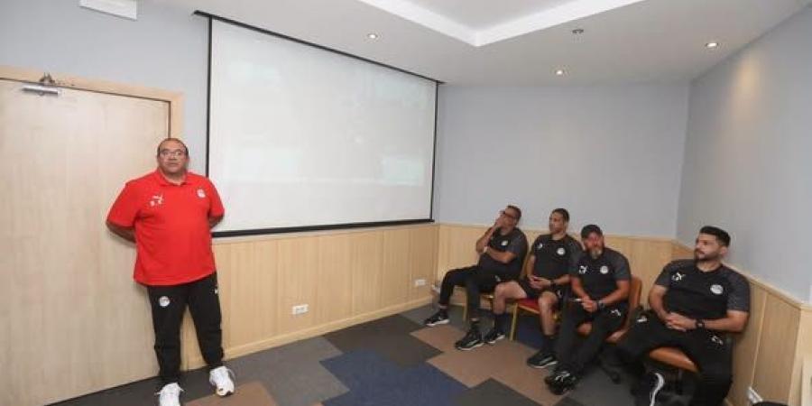 محاضرة تحفيزية من الجهاز الفني تجهز منتخب الشباب لمواجهة ليبيا (صور)