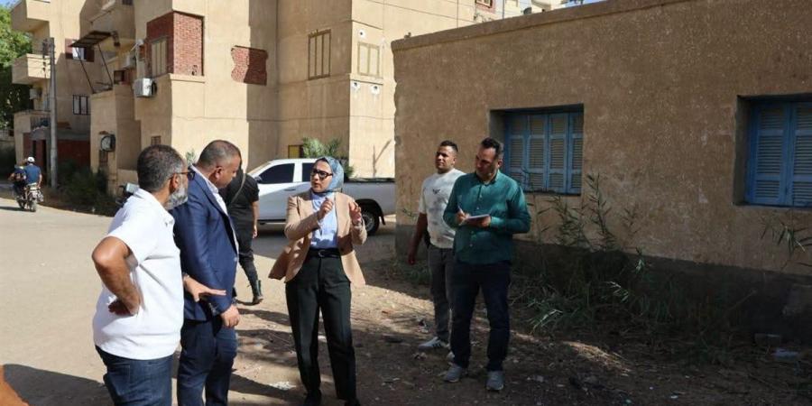 محافظ الوادي الجديد تناقش أعمال تخطيط المنطقة المحيطة بالمستشفى الجامعي بالخارجة