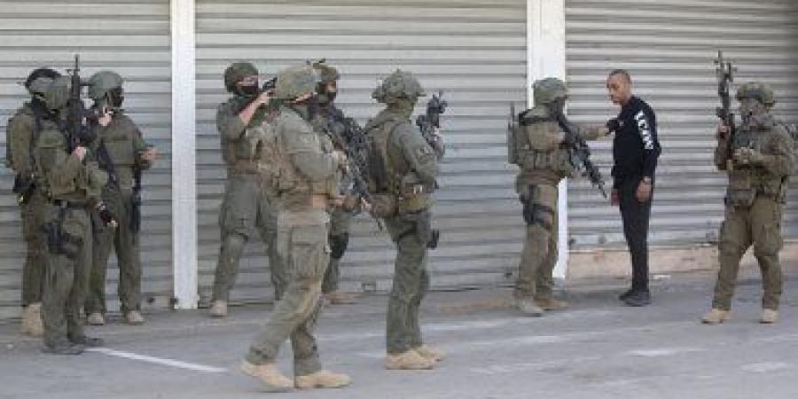مستوطنون يحرقون مركبة فلسطيني في مسافر يطا جنوب الخليل