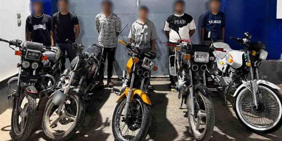 حركات استعراضية قلبت المشهد.. العقوبة المنتظرة لـ 5 سائقين متهمين بالتسابق بالدراجات النارية