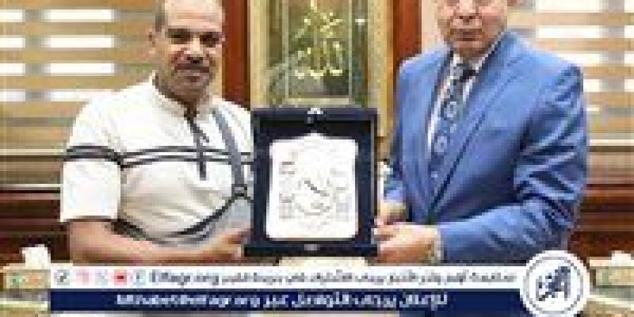 محافظ المنيا يكرم موظفًا بالسكة الحديد لتصديه للتعديات على أملاك الدولة ويمنحه درع المحافظة