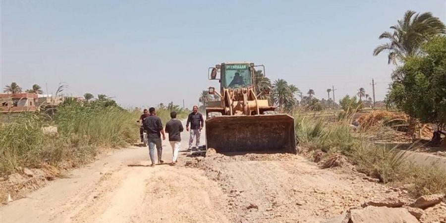 بدء رصف طريق ترعة سري باشا في المنيا